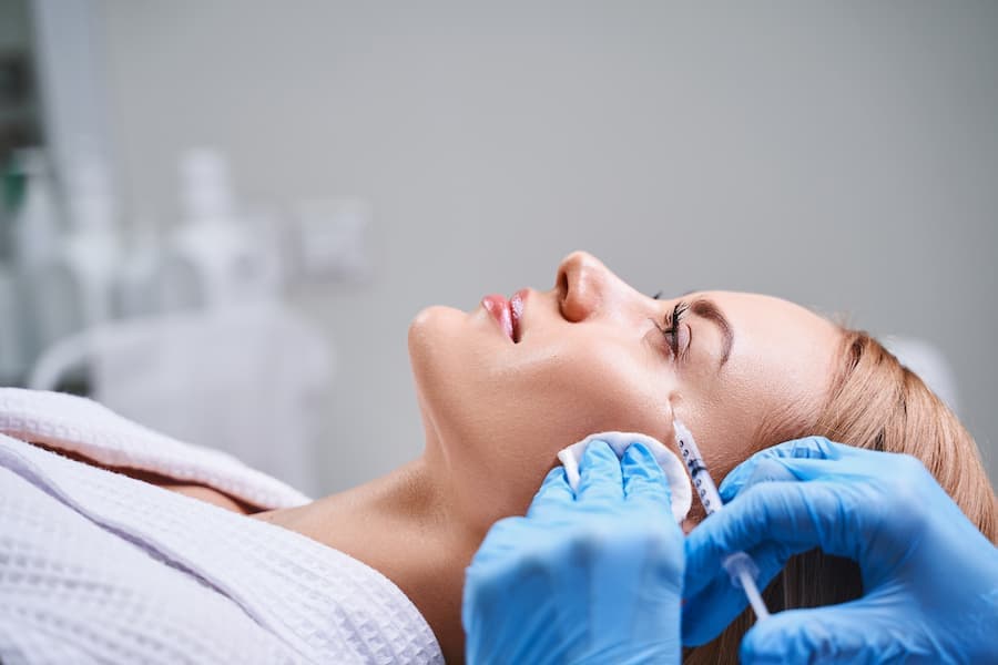 mulher recebe injeção de botox