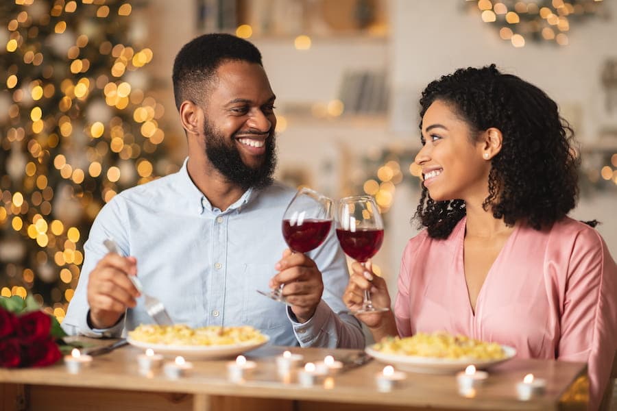 Casal bebendo vinho