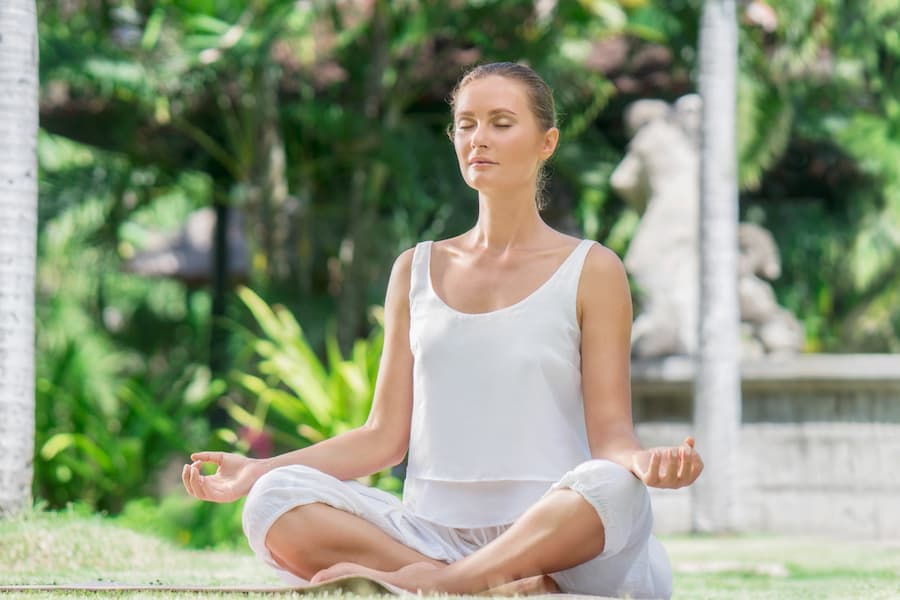 mulher meditando