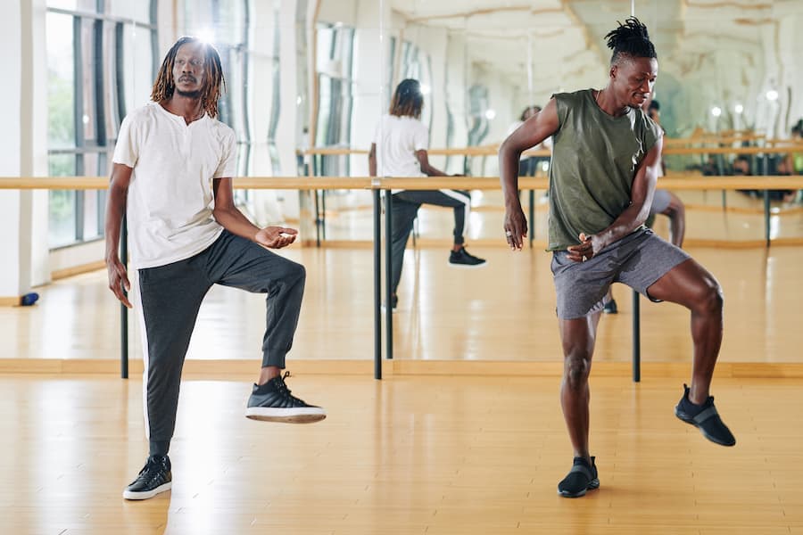 Dois homens fazem aula de dança