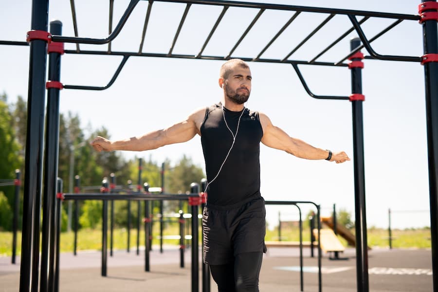 Homem faz exercício ao ar livre