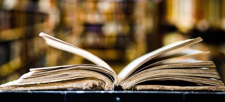 livro antigo aberto