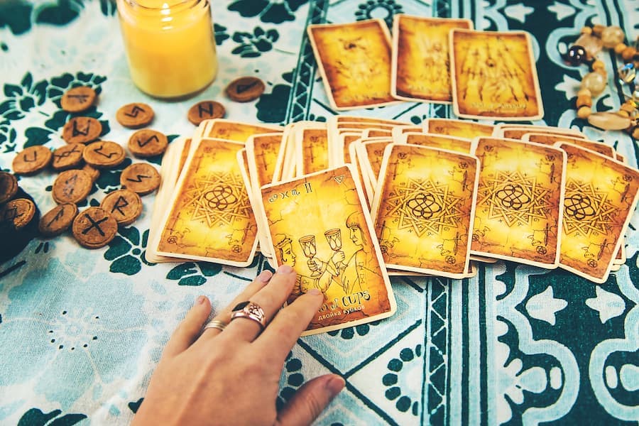 mãos seguram cartas de baralho sobre mesa