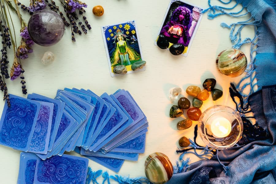 cartas de tarô, cristais e velas