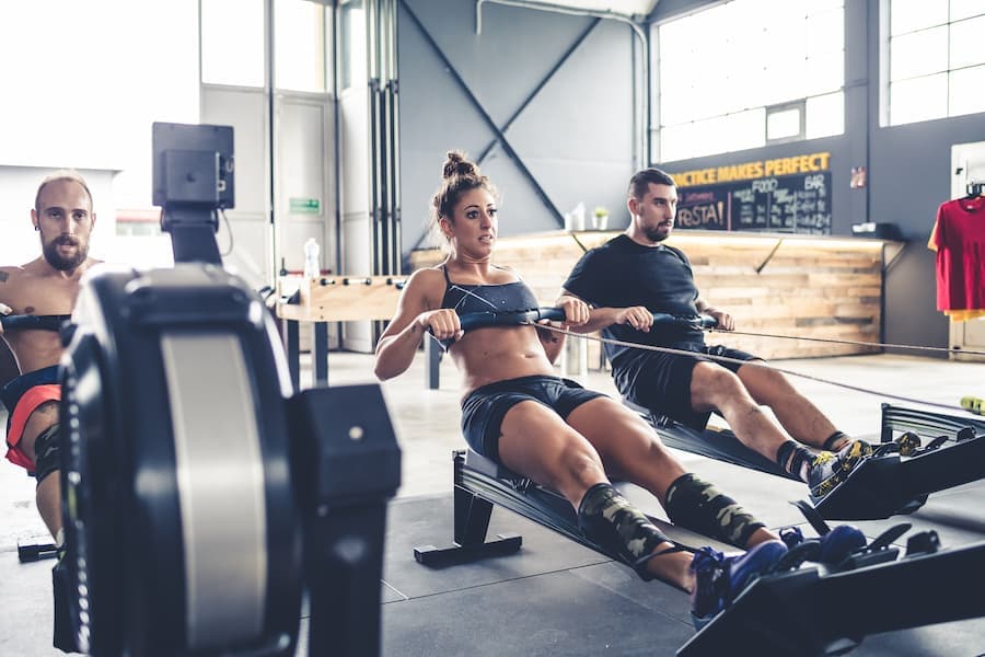 pessoas esportistas praticam exercícios na academia