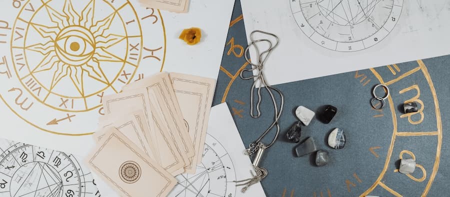 tábua de signos, cartas e cristais