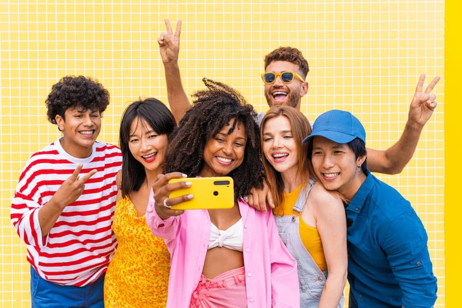 Grupo de jovens multirracial posam para selfie
