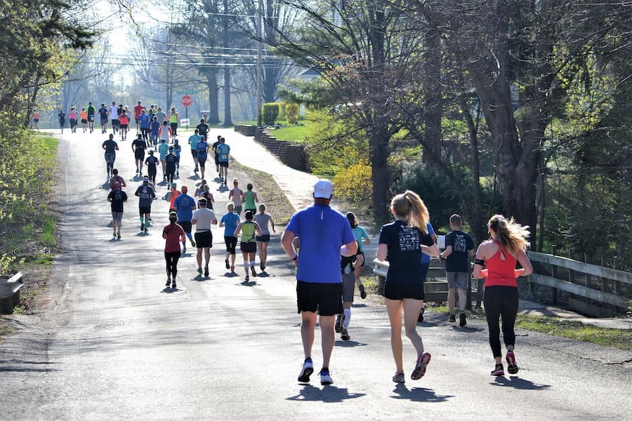 Grupo de pessoas participam de corrida num parque