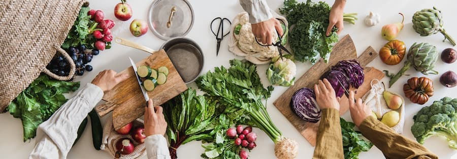 Talos e folhas de legumes e frutas sendo reaproveitados na cozinha