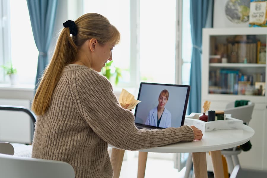 mulher se consulta com médica pelo computador