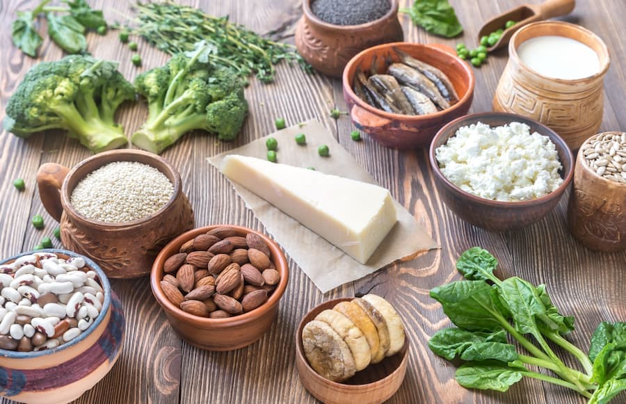 alimentos com cálcio: queijo, peixe, castanhas verduras