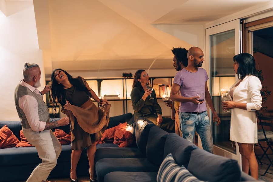 pessoas numa festa em uma casa