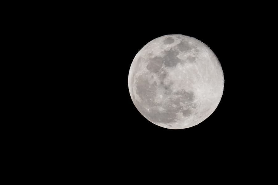 superlua branca em fundo preto