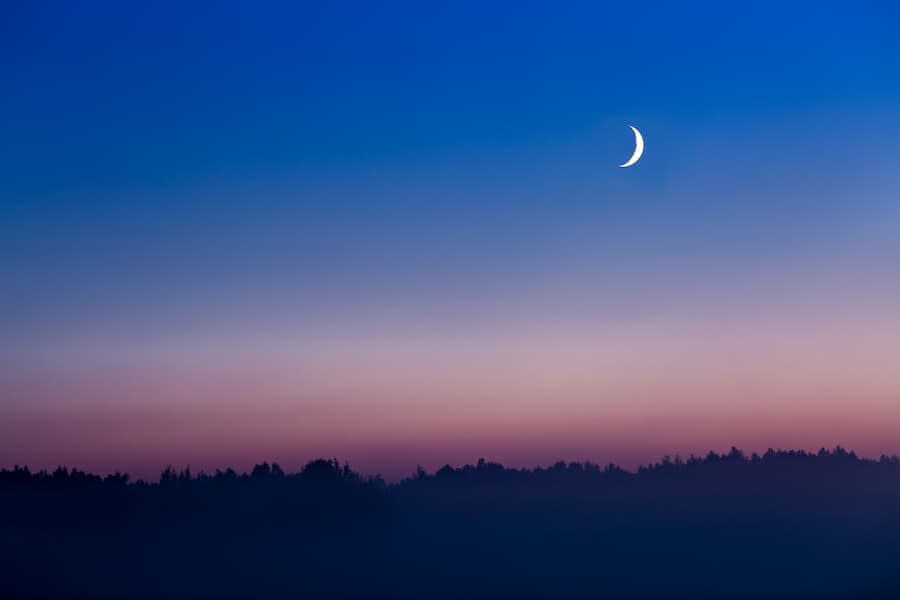Céu à noite com lua crescente