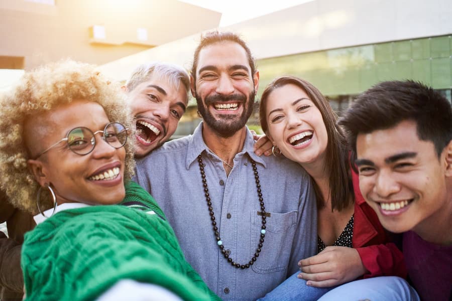grupo multirracial de pessoas faz selfie