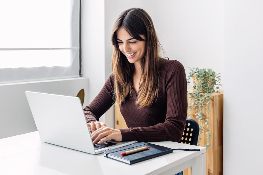 Mulher jovem trabalha em frente ao computador
