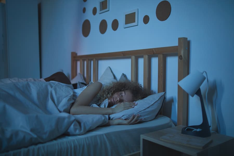 casal na cama dormindo