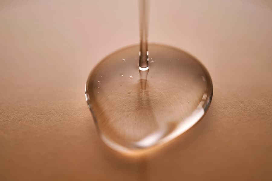 gota de gel em fundo bege. Gel cosmético