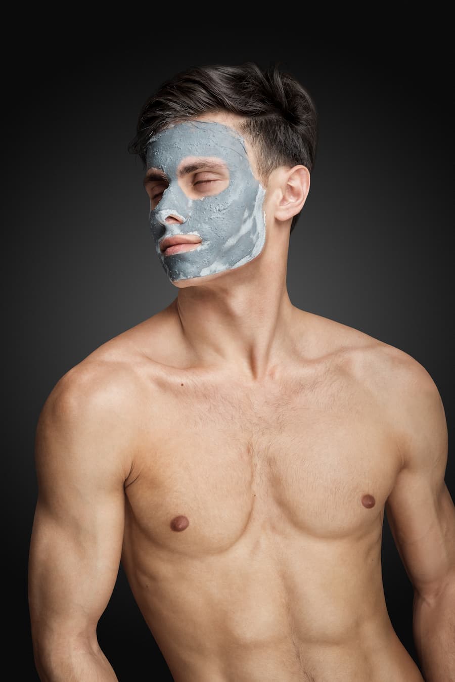 Imagem de homem da cintura pra cima, sem camisa e com creme no rosto