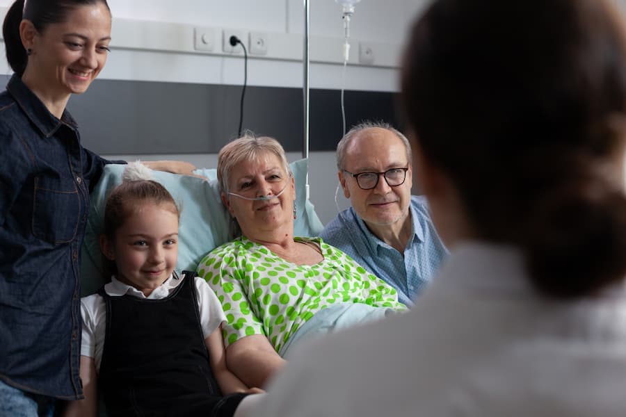 familiares visitam senhora paciente no hospital