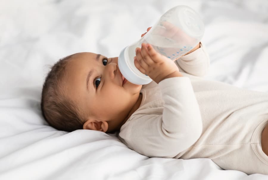 Bebê se alimenta com mamadeira