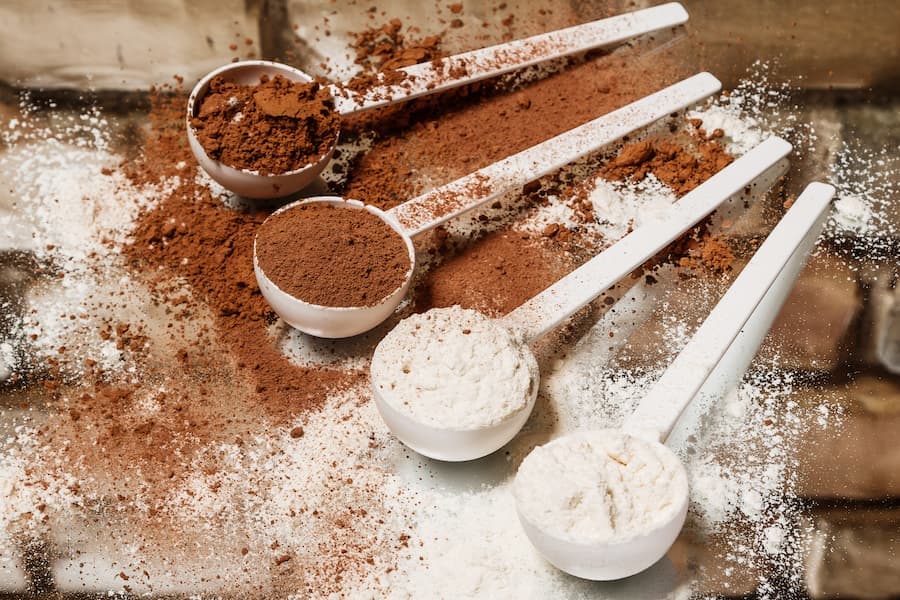 colheres com proteína em pó