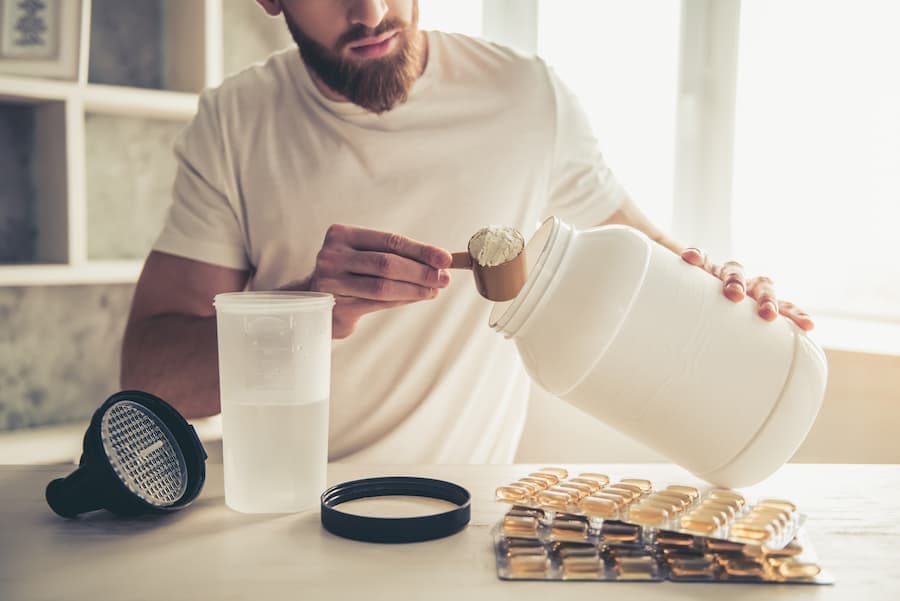 Homem prepara suplemento de proteínas
