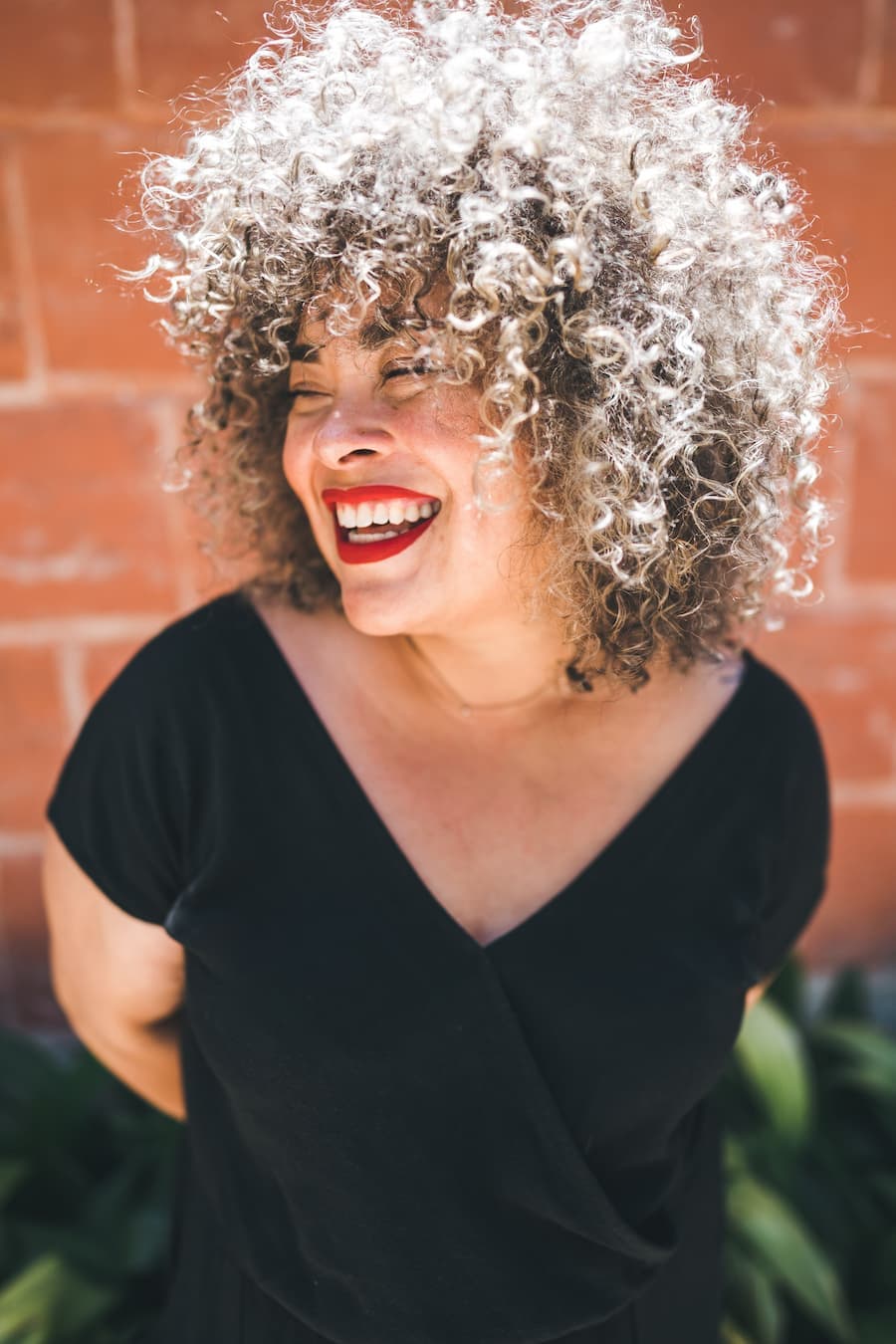 Mulher madura, de cabelos brancos, linda, sorrindo