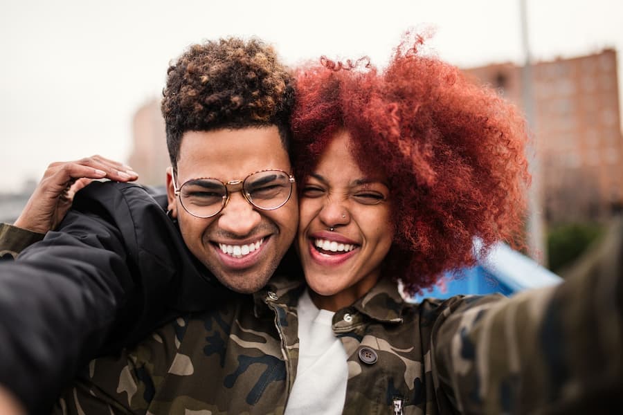 Casal jovem com dentes lindos sorrindo