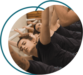 Um grupo de jovens realizando exercícios de 360 graus.