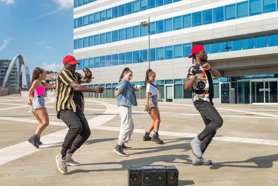 grupo de hip hop dança no meio da rua