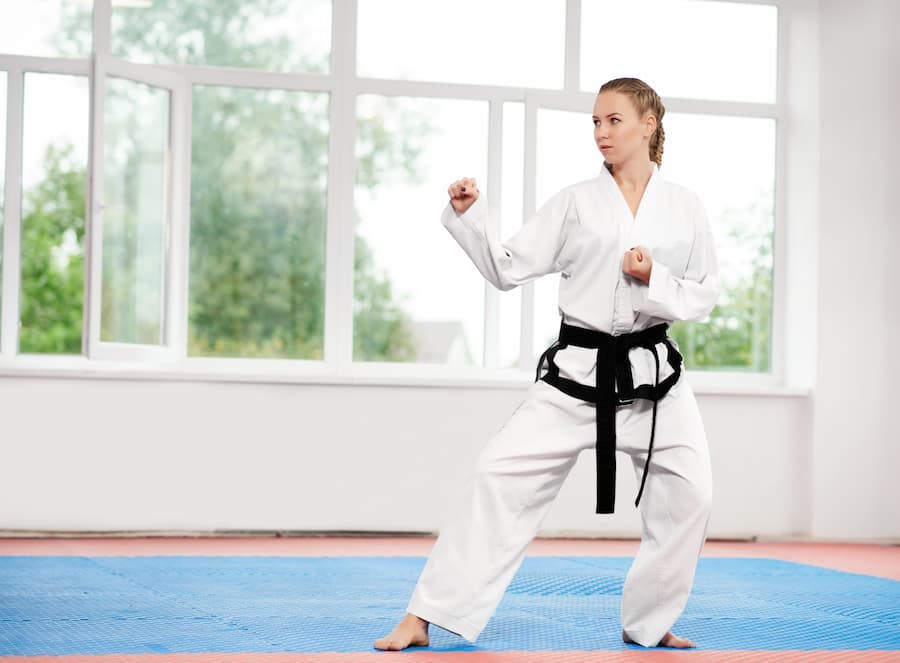 Mulher pratica taekwondo