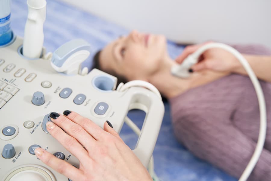 Mulher faz ultrassonografia na tireoide