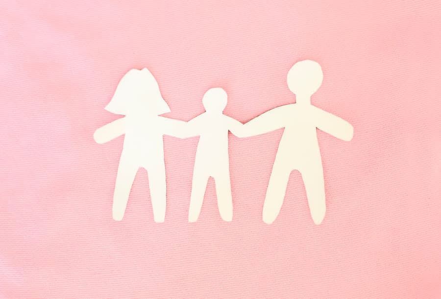 papel recortado em formato de uma mãe, um filho e um pai
