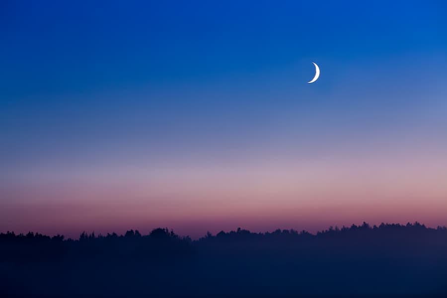 Céu à noite com lua crescente