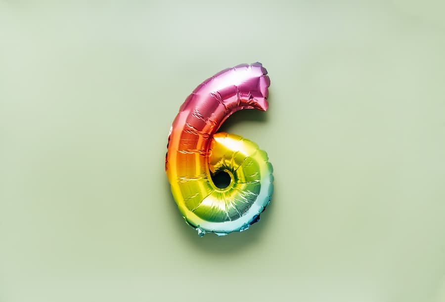 Balão de ar colorido em formato de número seis