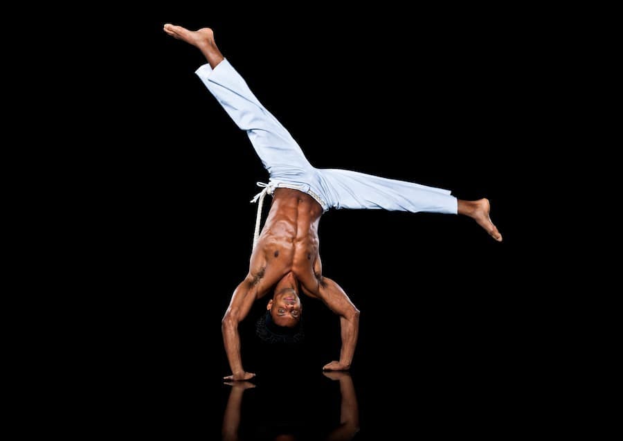 Homem pratica capoeira