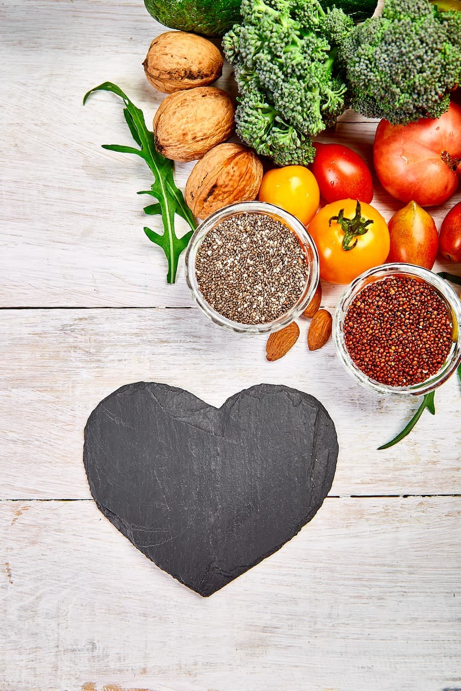alimentos para o coração: mesa com frutas, grãos, legumes, verduras e um desenho de um coração