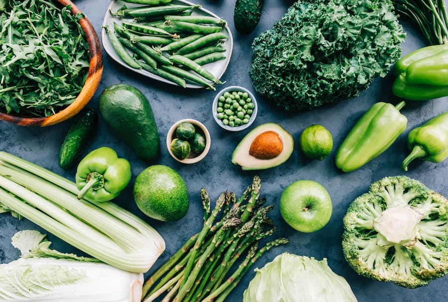 Variedade de verduras, legumes e frutas