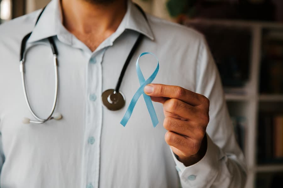 Médico segura fita azul da campanha Novembro Azul, contra o câncer de próstata