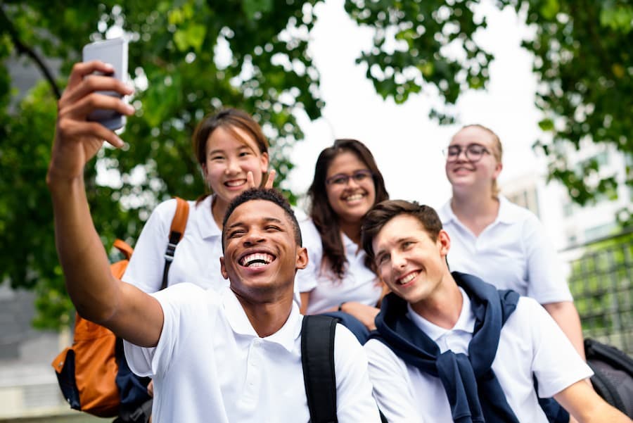 Grupo de adolescentes tiram selfie