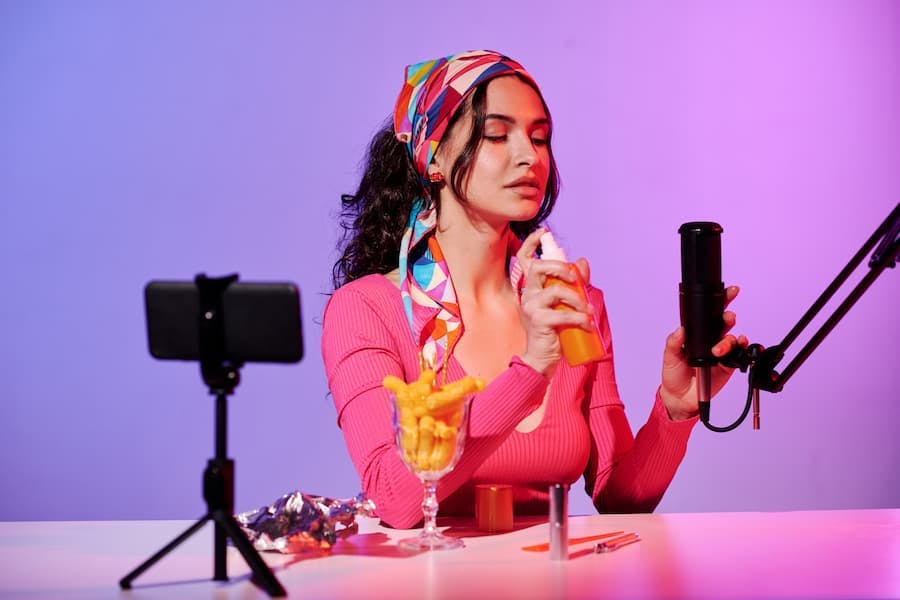 mulher Jovem com roupas coloridas grava programa de ASMR